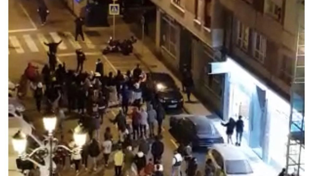 Captura de uno de los vídeos difundidos sobre la protesta contra el toque de queda en Torrelavega.