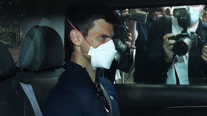 Novak Djokovic yendo a su vista en Australia