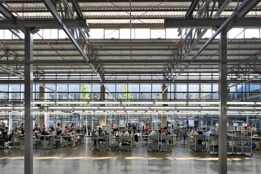 Emre Arolat, Fábrica de textiles Ipekyol, Edirne, Turquía, foto Thomas Mayer La fábrica Ipekyol, premio Aga Khan 2010, representa un trabajo coordinado entre cliente y arquitecto, integrando en el edificio eficiencia programática y espacios que buscan el bienestar laboral.