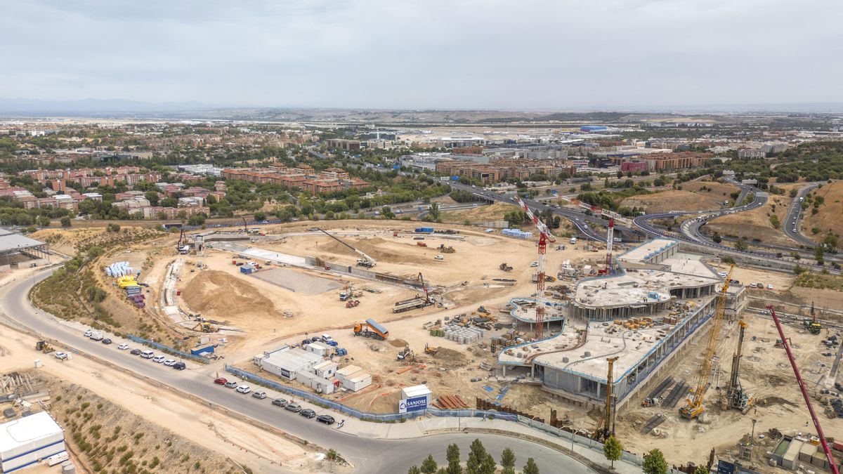 Grúas y maquinaria implicadas en la edificación de la playa de olas en la Ciudad del Deporte.