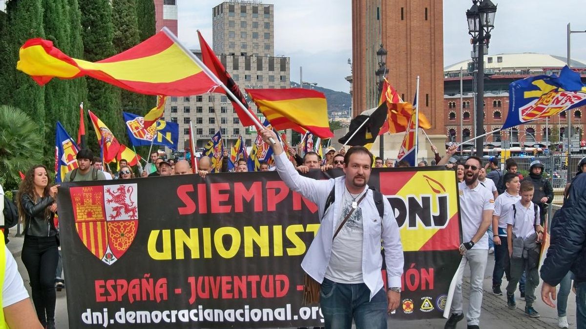 Más de 100 personas siguen la marcha de extrema derecha en Barcelona por el 12-O