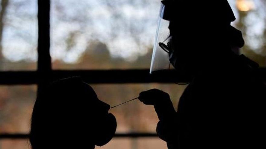 Personal sanitario realiza una PCR. (EFE)