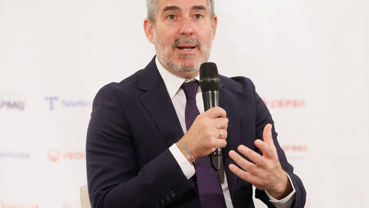 El presidente del Gobierno de Canarias, Fernando Clavijo, interviene durante un desayuno informativo de Europa Press, en el Hyatt Regency Hesperia Madrid, a 5 de octubre de 2023, en Madrid (España).