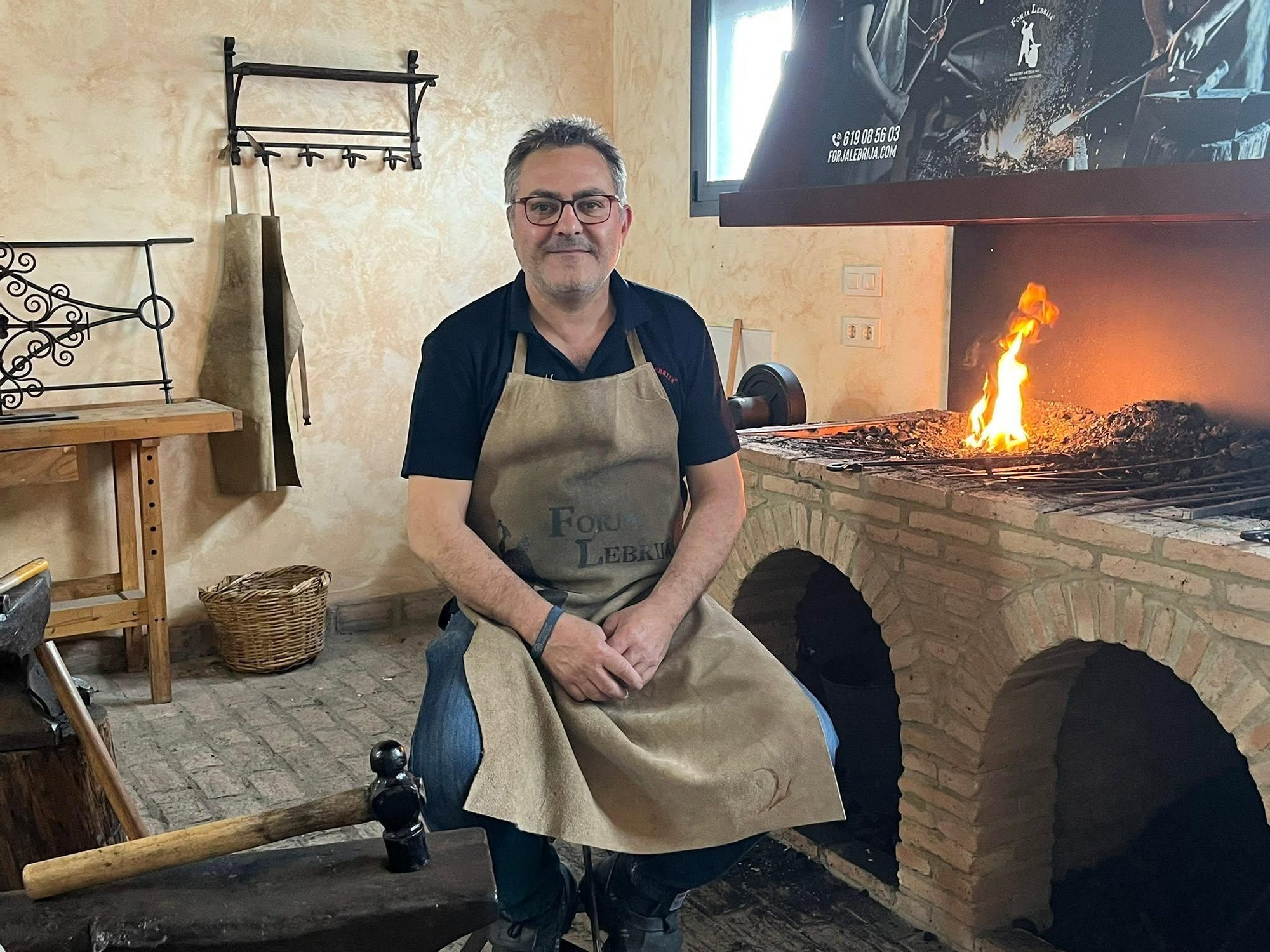 Juan José Gómez lidera un taller artesano de forja y herrería en el municipio sevillano de Lebrija.