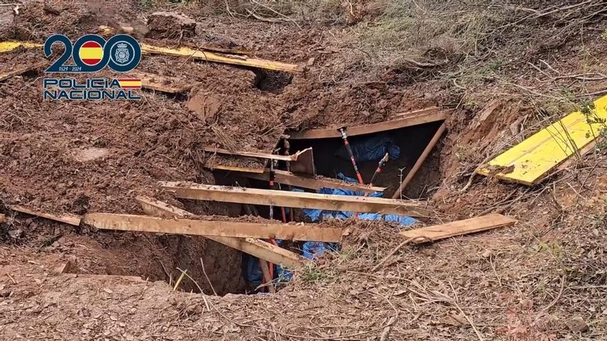 La Policía localiza un 'narcozulo' en Marbella e interviene un depósito de armas de guerra en Algeciras