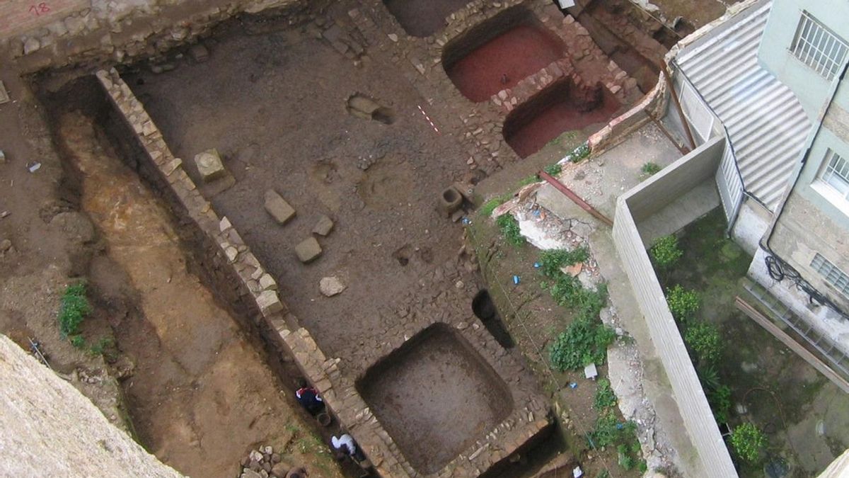 Los tanques cuadrangulares con muros de piedra de las factorías