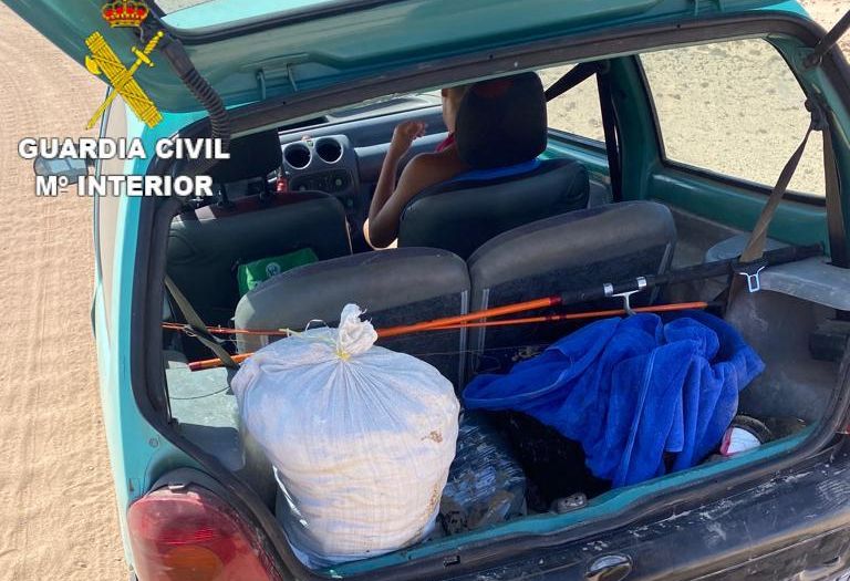 El maletero de uno de los presuntos infractores, con los mejillones capturados