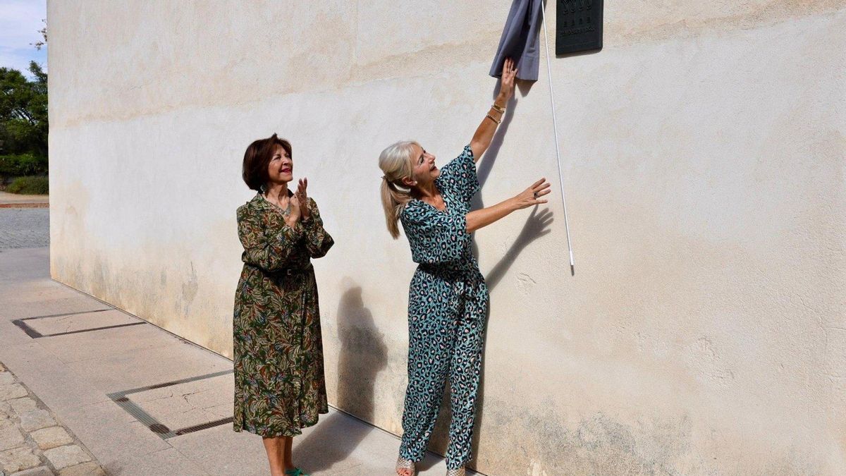 La Junta descubre una placa que recuerda el Premio Europa Nostra a la restauración de los Efebos en Pedro Abad