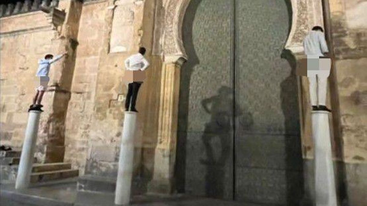 Piden que se investigue a tres jóvenes que difundieron una imagen presuntamente "orinando" en una puerta de la Mezquita