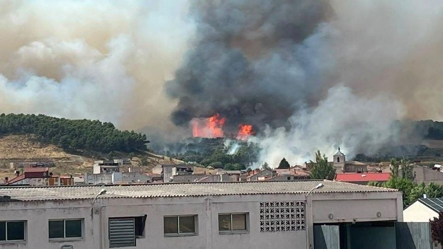Imagen del fuego en Íscar, este martes.