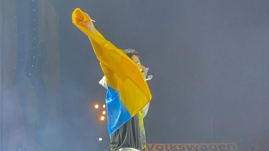 Camilo alza la bandera de Canarias al terminar el concierto