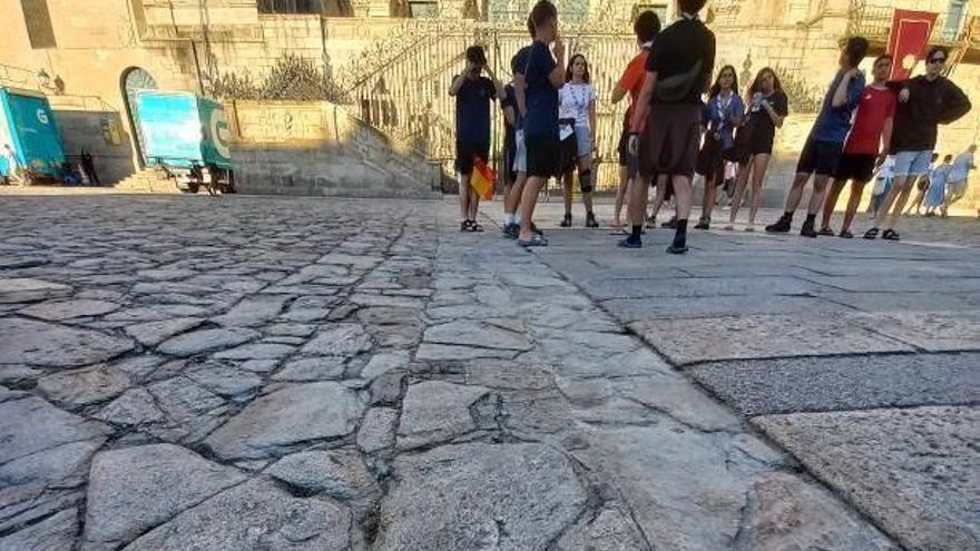 Polémica por la pintada realizada por tres peregrinos para festejar su llegada a la Praza do Obradoiro de Santiago