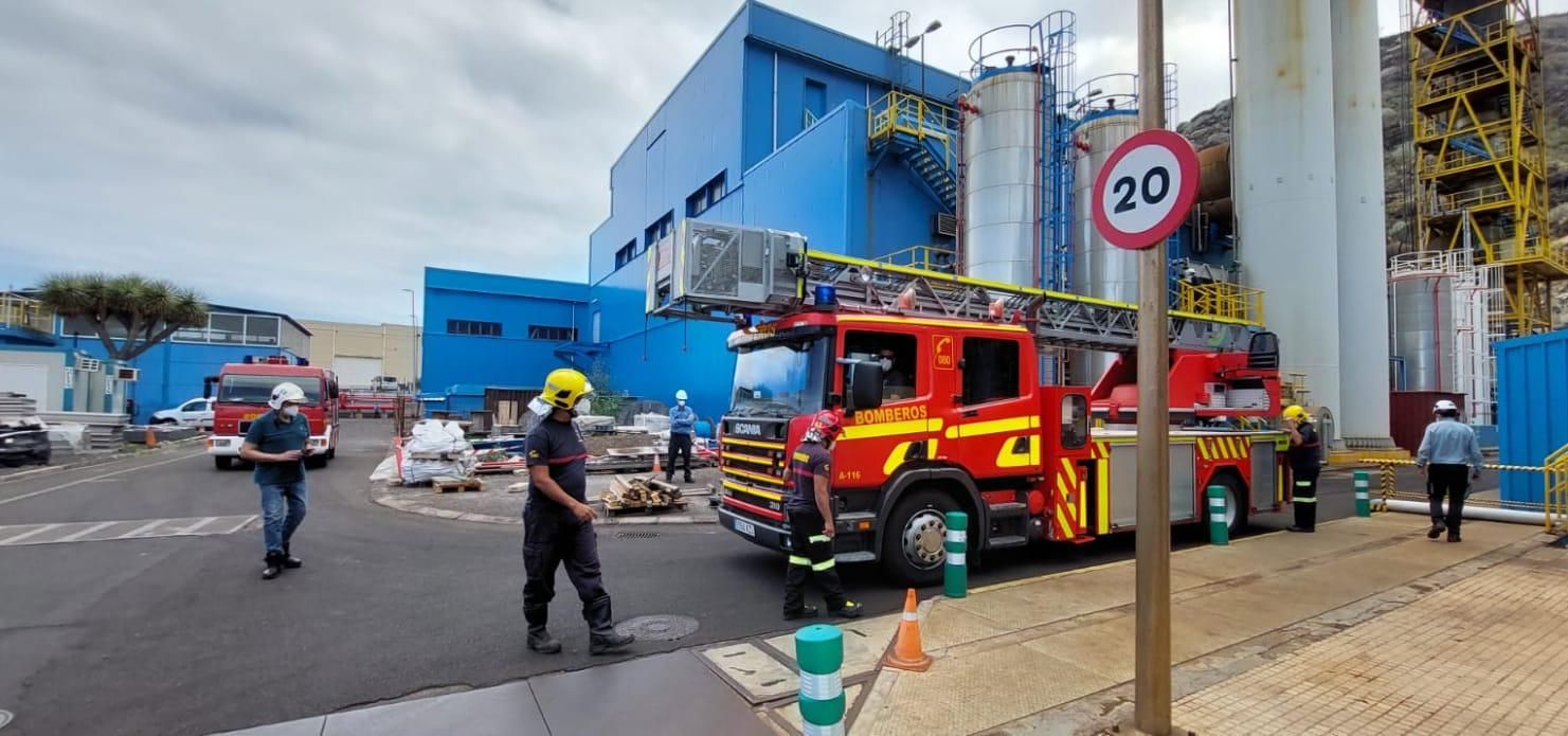 Los bomberos en la central térmica de Los Guinchos.