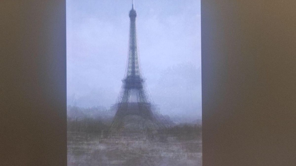 La Torre Eiffel según Corinne Vionnet, o según miles de personas que la han fotografiado de manera similar.