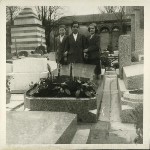 Foto procedente del Archivo Negrín de los nietos Juan y Carmen, junto a Feli López de Dom Pablo (pareja de Negrín) ante la tumba del político.