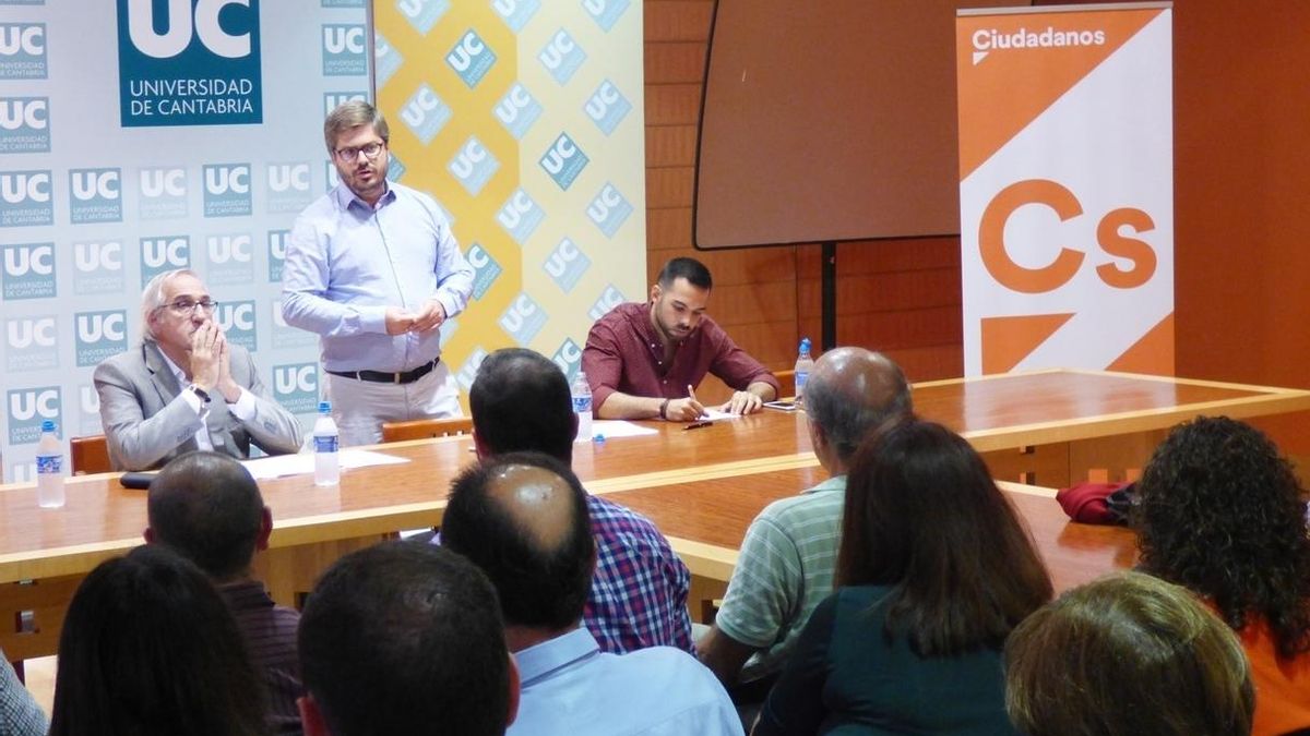 El secretario de Organización, Fran Hervías, interviene en una reunión con afiliados de C's.
