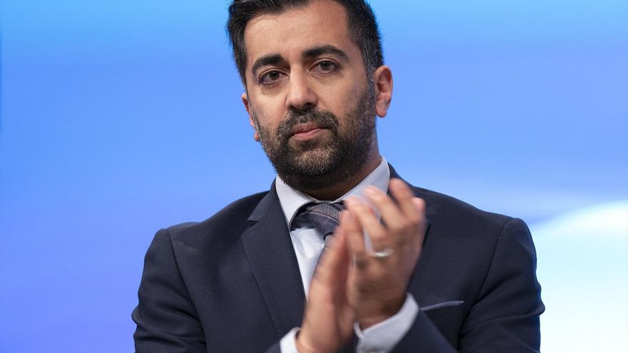Humza Yousaf aplaudiendo a su mujer durante el congreso del partido nacional escocés en Aberdeen, Escocia, este domingo.