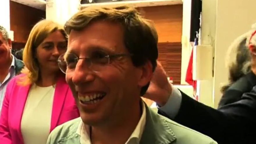 La colleja de Florentino Pérez a Almeida que deja descolocado al alcalde: "¡Agresión, pido VAR!"