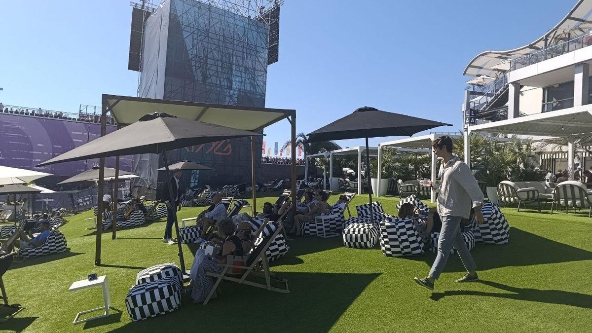 Parte de 'chill out' de la zona VIP del circuito Madring junto a La Monumental.