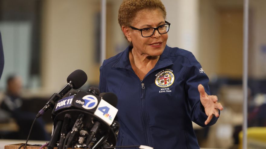 La alcaldesa de Los Ángeles declara toque de queda ante la tensión por las redadas y las protestas