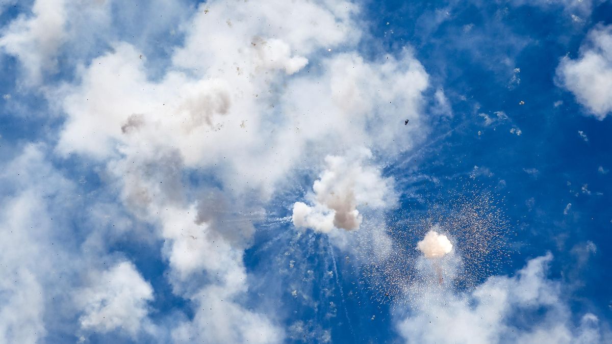 Mascletá en la Plaza del Ayuntamiento para marcar el inicio de las Fallas en Logroño