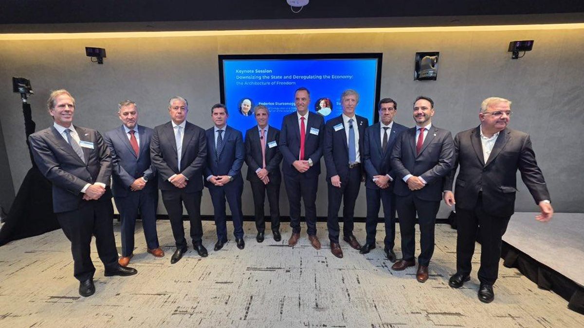 Los gobernadores Rolando Figueroa, Carlos Sadir, Juan Pablo Valdes y Raúl Jalil junto a Luis Caputo y Manuel Adorni en el Bank of America