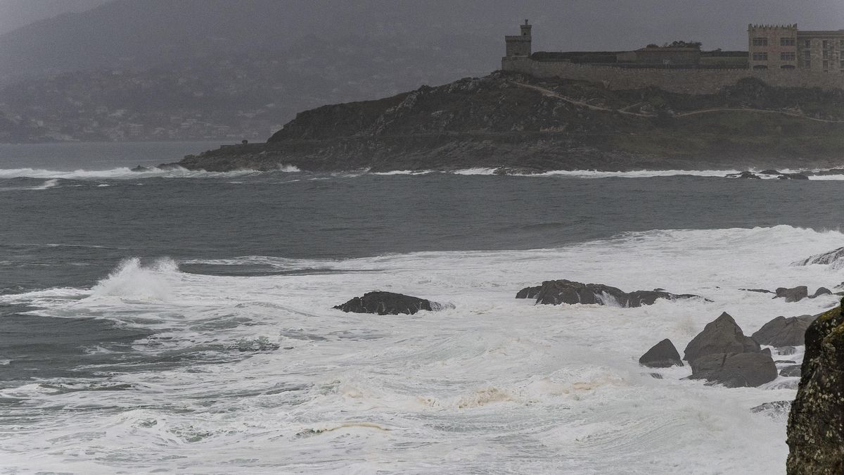 Vista del mar revuelto tomada desde el paseo marítimo de Baiona con el Parador Nacional al fondo, ayer, miércoles. Galicia, Canarias, Asturias y Cantabria están en alerta naranja por tormentas, lluvias, viento y temporal marítimo.