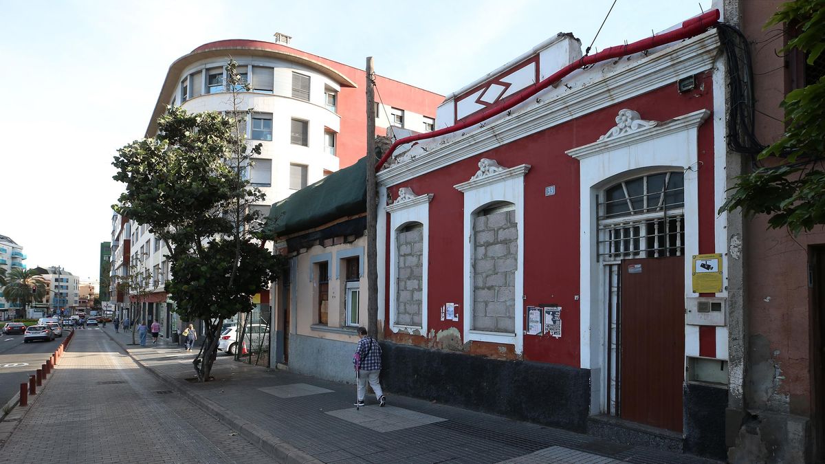 Calle Mario César, frente al nuevo edificio 'Residencial Plaza América', con viejas casas vacías