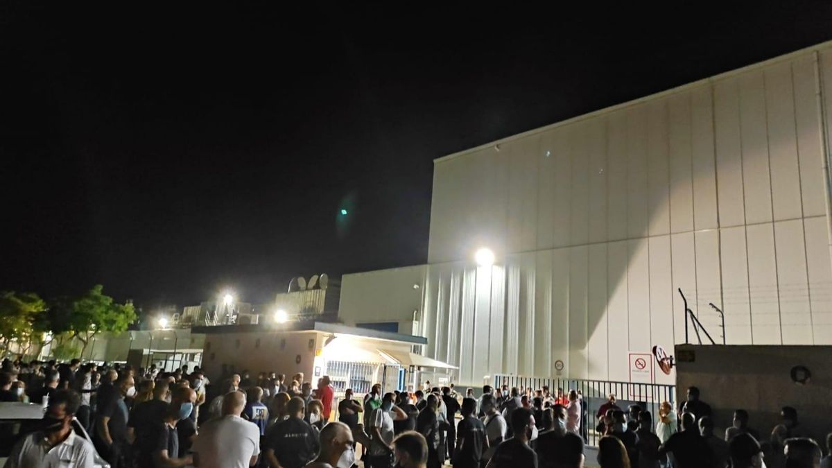 Imagen de la concentración y asamblea informativa celebrada este mañana en la factoría de Alestis en San Pablo (Sevilla).