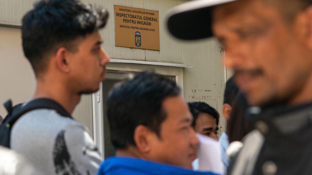 Varias personas imgrantes se concentran frente a una oficina de migración de Rumanía.