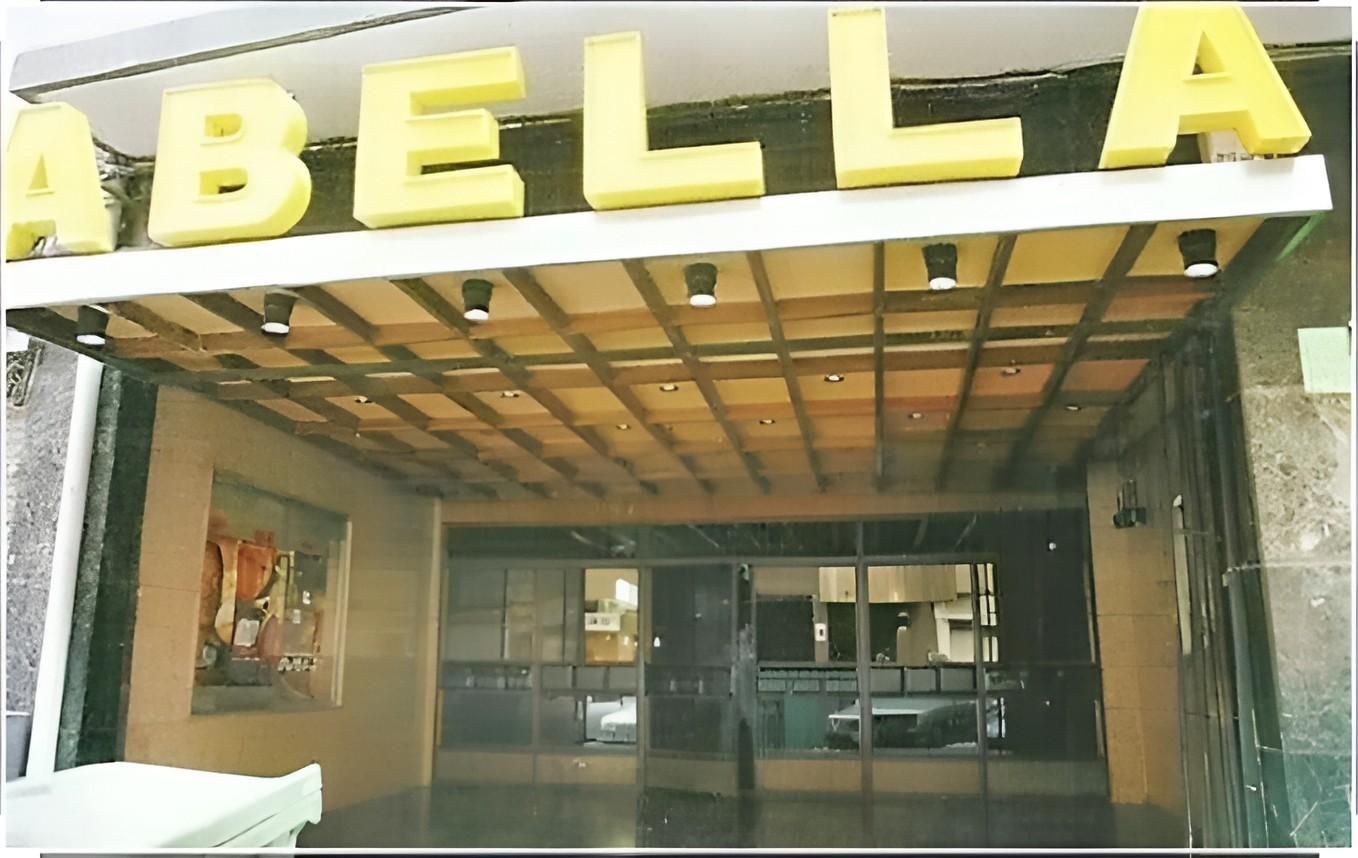 La entrada del cine Abella en León, aún con carteles de películas y taquilla.