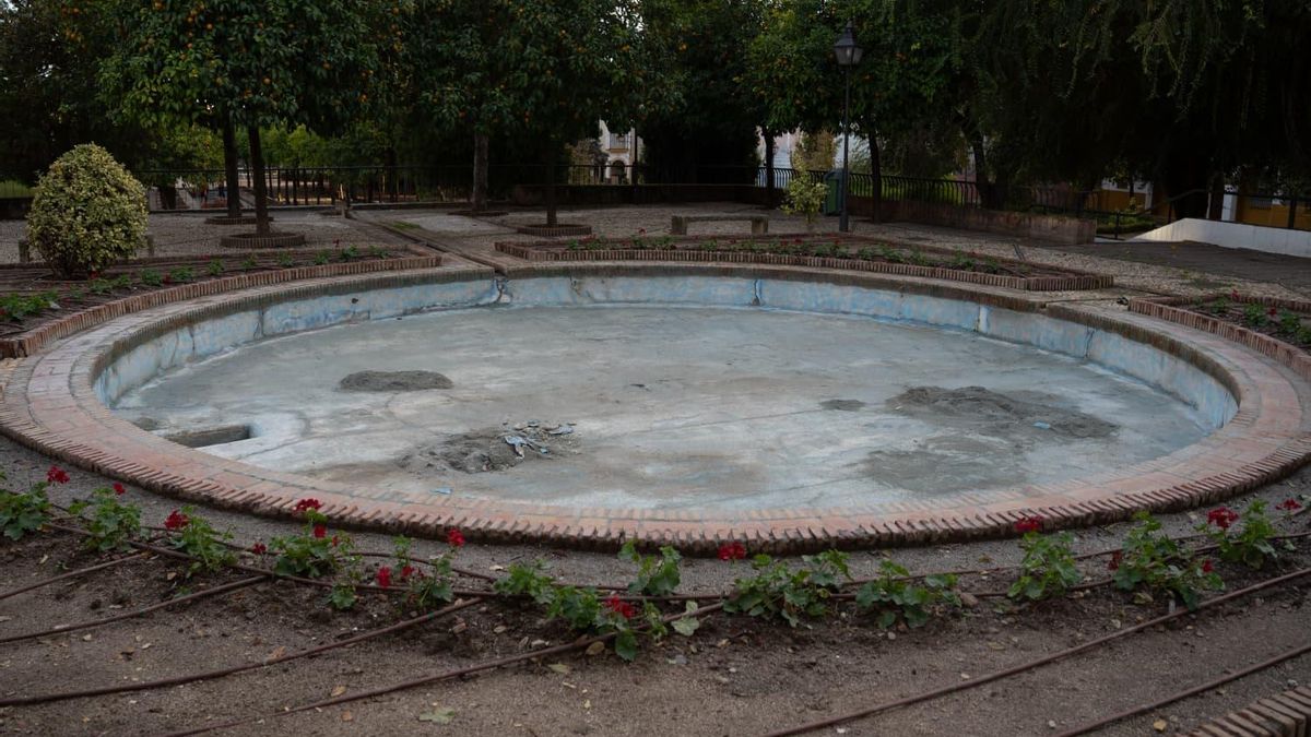 Emacsa inicia las obras de mejora y naturalización de las fuentes del Jardín de los Poetas