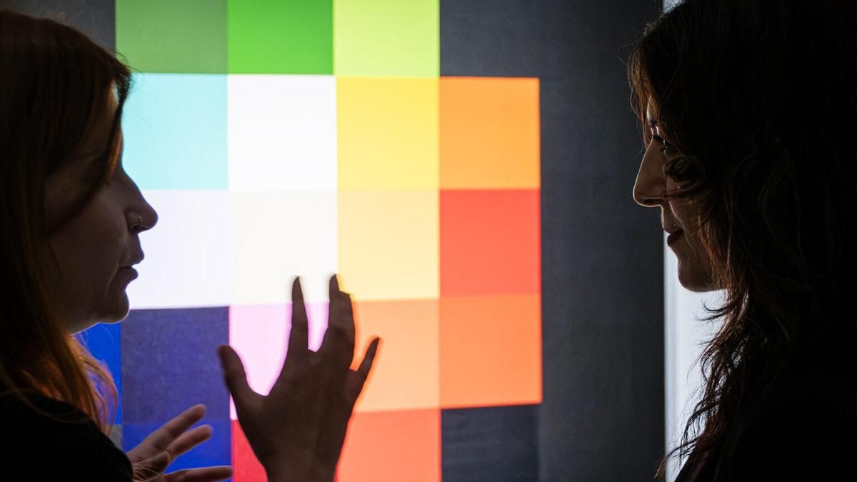 ¿Reconoces la imagen pero no la entiendes? La exposición en Cáceres que desvela la trampa del mundo digital