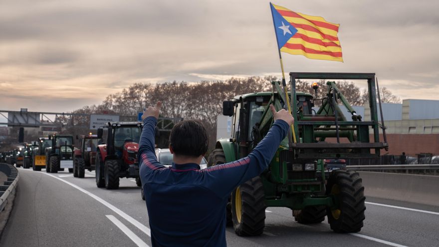 Varios tractores cortan la carretera C-17, sentido sur, a la altura de Parets del Vallès, a 6 de febrero de 2024, en Parets del Vallès, Barcelona, Catalunya