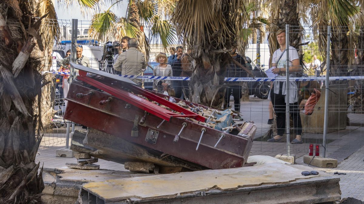 La zona de l'edifici esfondrat a Palma està acordonada i vigilada per la policia, després que els Bombers hagin acabat durant la matinada els treballs de runa de l'establiment