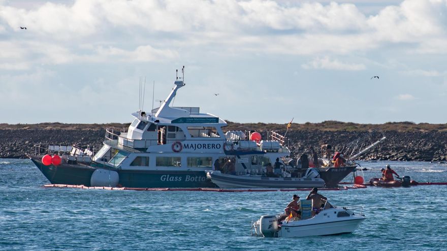 Se hunde un barco turístico que cubría el trayecto entre el islote de Lobos y Corralejo tras un accidente