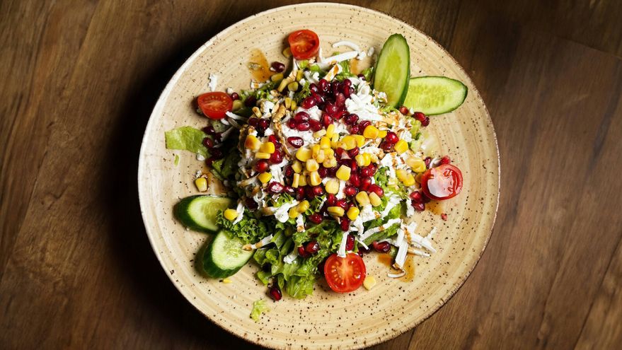 Los trucos de una nutricionista para preparar ensaladas ligeras y saludables aprovechando el aliño