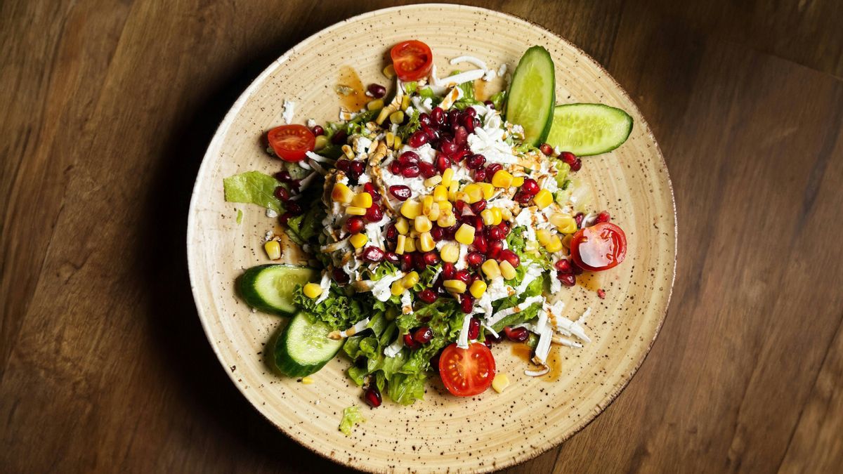 Los trucos de una nutricionista para preparar ensaladas ligeras y saludables aprovechando el aliño