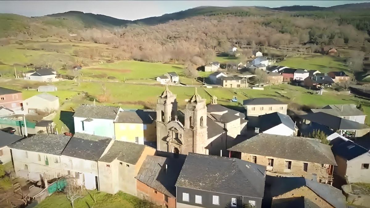 Vista aérea del pueblo berciano de Langre con la vista sobre sus montes.