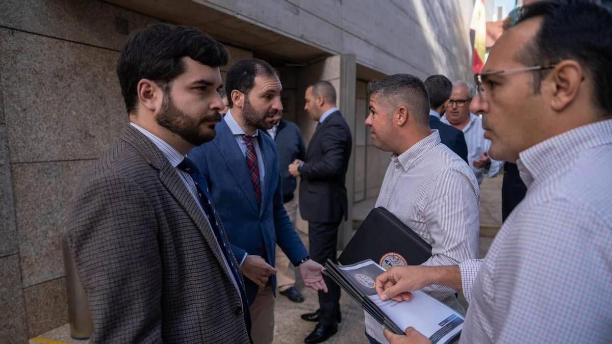 Con chaqueta, en primer plano, el nuevo director general de Servicios Sociales, Infancia y Familia de la Junta de Extremadura, Eliseo Fernández, de Vox