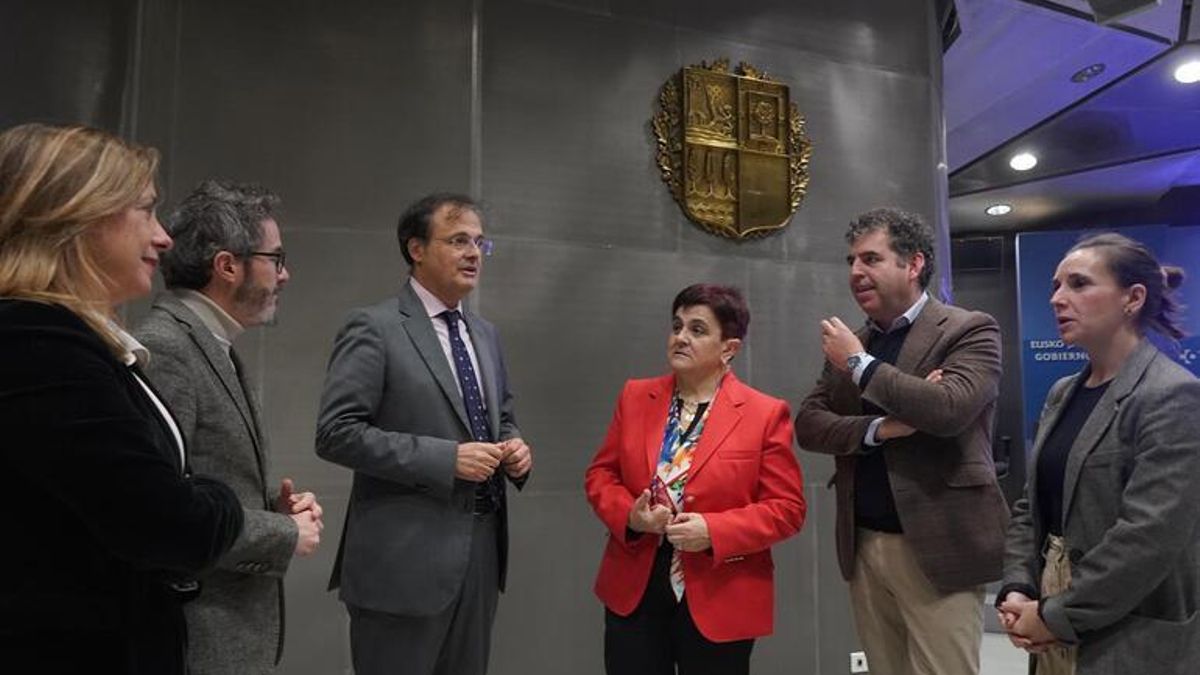 Expulsan y denuncian por falsedad documental al jefe de seguridad de Osakidetza por carecer de título para el puesto