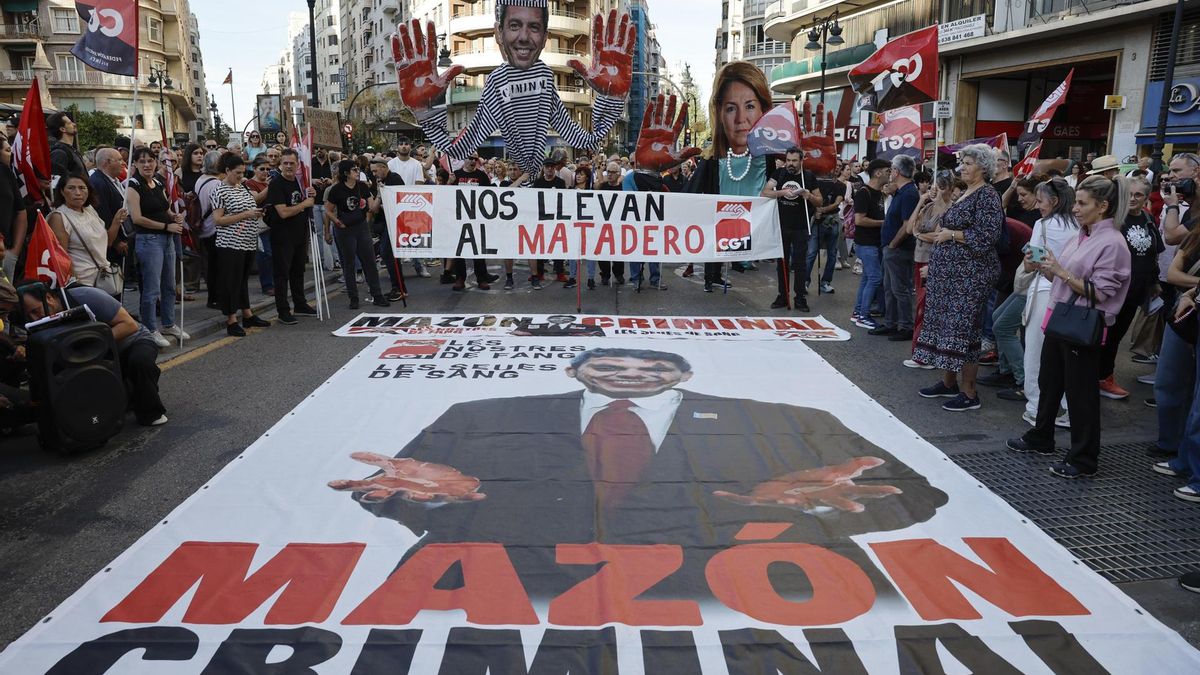 Pancarta en la duodécima manifestación bajo el lema "Renuncia de Mazón" contra la gestión de la dana que hizo el president de la Generalitat, Carlos Mazón