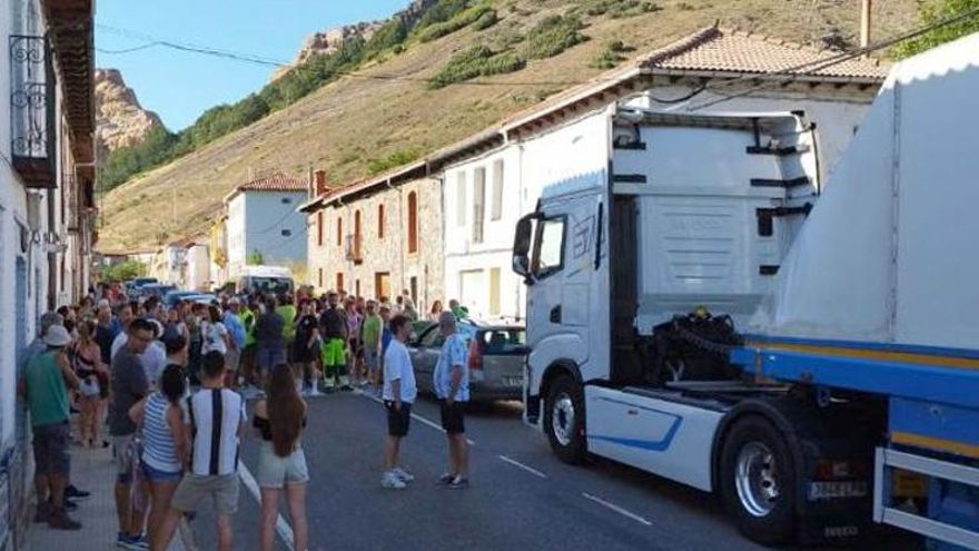 Cortan la carretera de Asturias en La Vid de Gordón: el retraso en las obras de un túnel masifica el tráfico por el pueblo