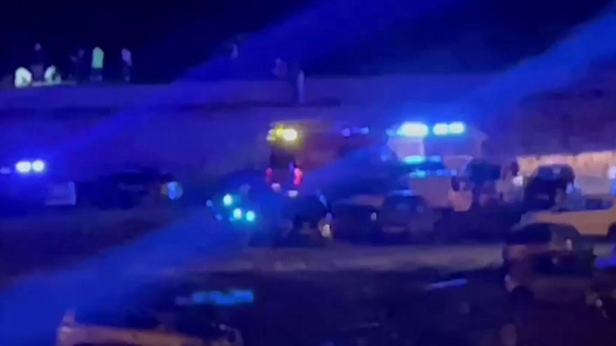 En estado grave tras caerse entre los prismas del muelle de Puerto de la Cruz