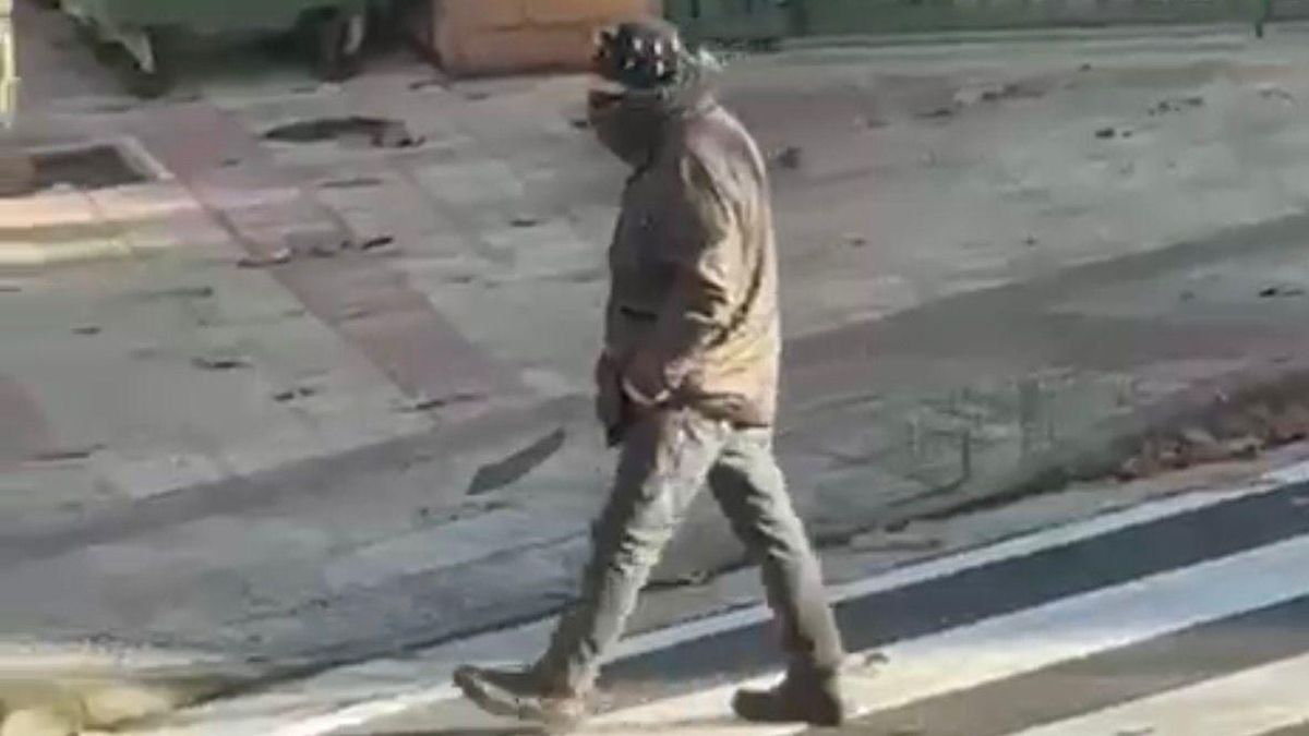 Un hombre pasea por Logroño con un cristal en forma de machete