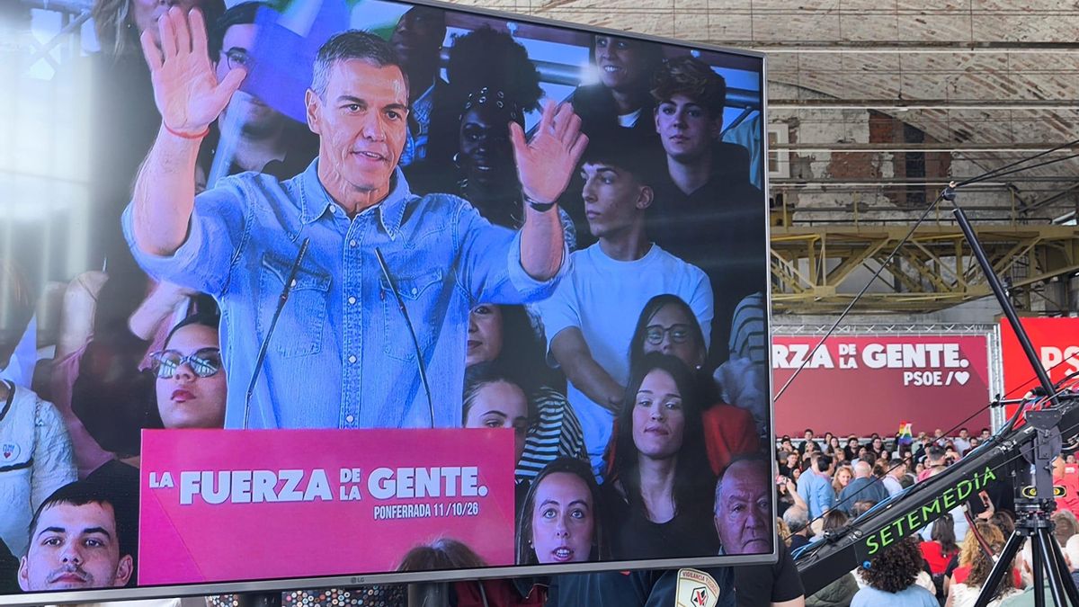 Pedro Sánchez en un multitudinario acto de precampaña del 29N en Ponferrada.