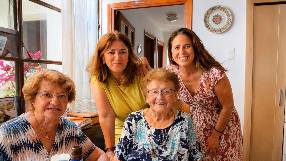 Felisa, en el centro, con familiares y amigas