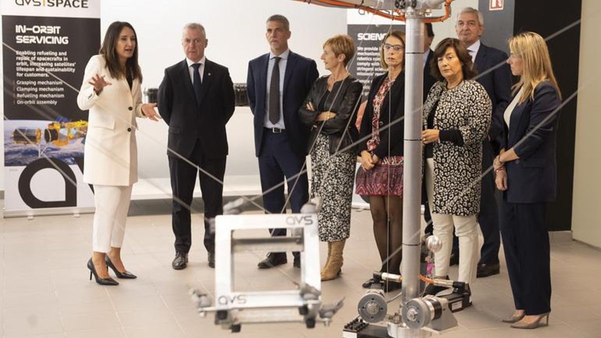 La directora de Espacio de AVS, Cristina Ortega, explica al lehendakari el uso de uno de los prototipos.