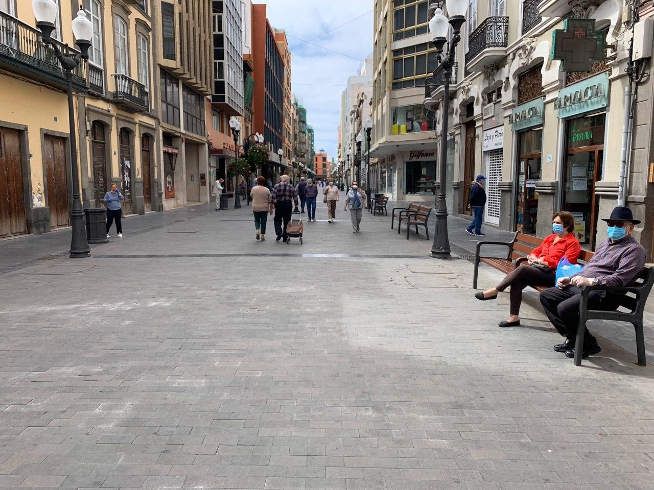 Los mayores se dejan ver en las calles en el primer día de alivio del confinamiento