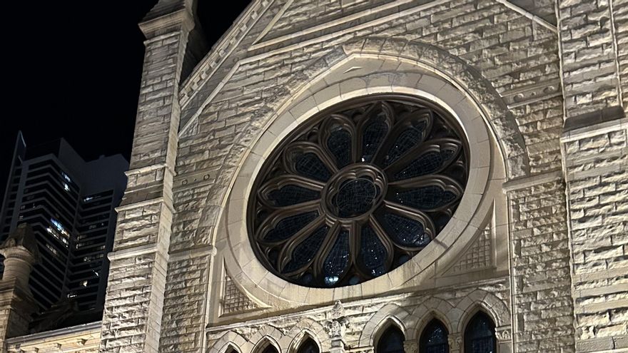 La catedral de Chicago, ciudad natal de León XIV, cerrada en la noche de su nombramiento